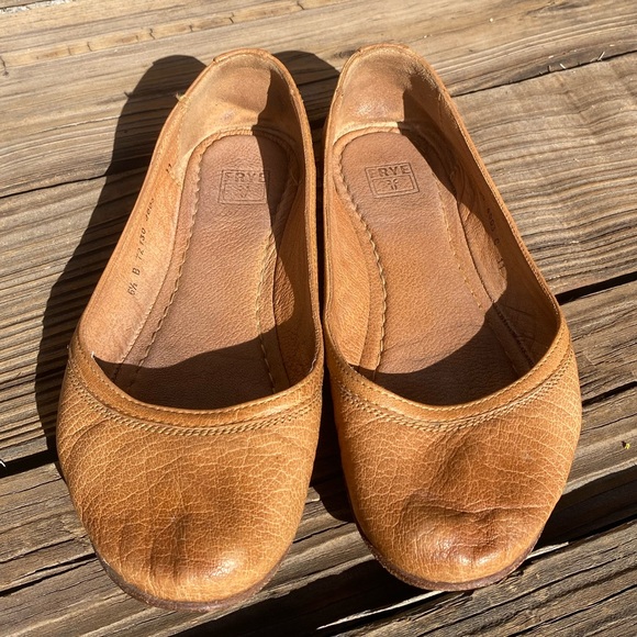 Frye Carson Ballet Flats | Women’s 6.5 B | Distressed Leather Slip-On Shoes - Picture 9 of 16